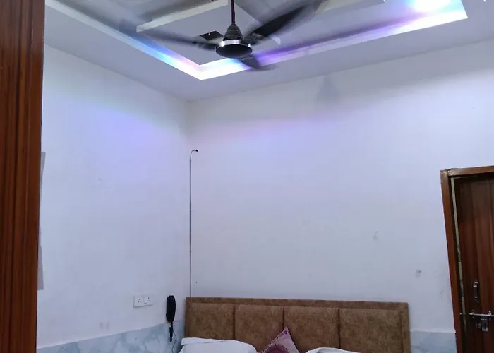 Hotel Shri Girraj Dham Vrindavan